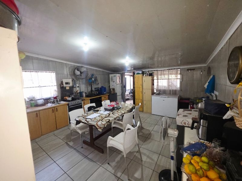 High-Yield Dual-Living Investment | 4-Bed House with Swimming Pool - Photo 5