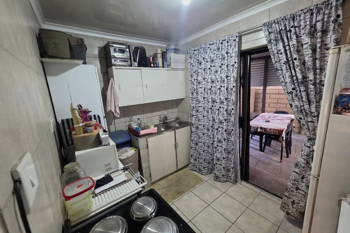 High-Yield Dual-Living Investment | 4-Bed House with Swimming Pool - Photo 3