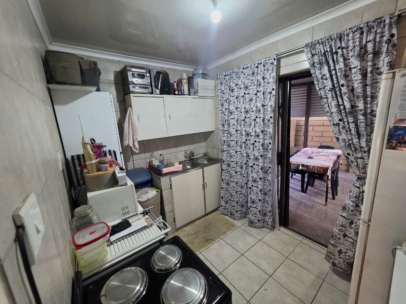High-Yield Dual-Living Investment | 4-Bed House with Swimming Pool - Photo 3