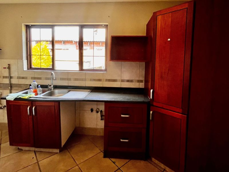 Modern 3-Bedroom Townhouse in Secure Waterval East Estate - Photo 5