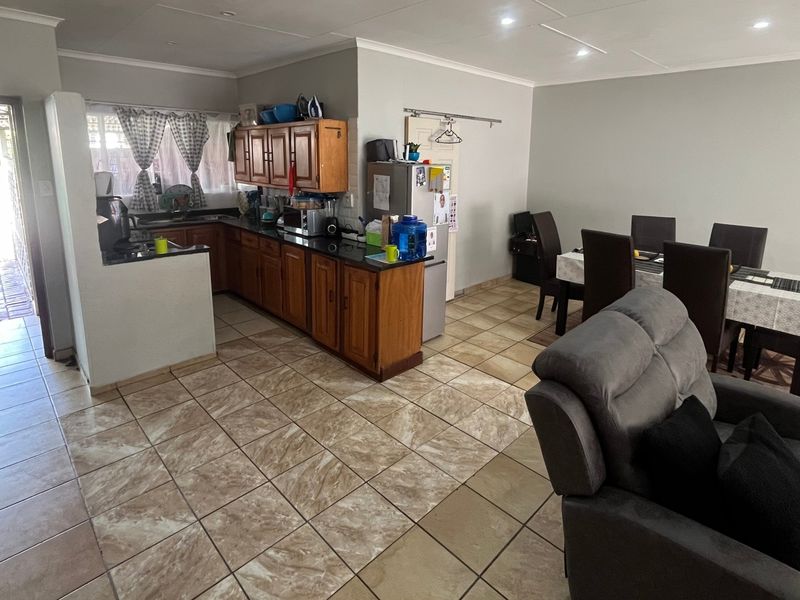 Townhouse For Sale In Rustenburg - Photo 8