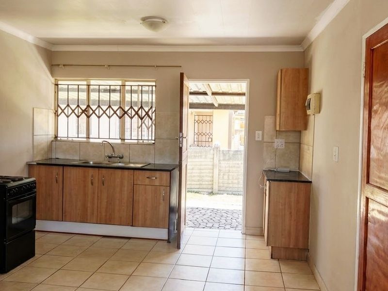Renovated 4-Bedroom Family Home with Modern Open-Plan Living - Photo 10
