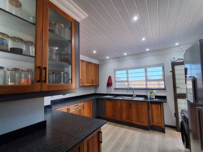 A rare combination of scale, sophistication and considered design - Photo 8