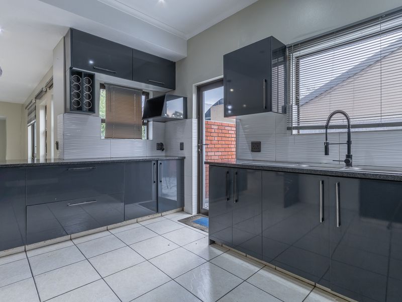 Elegant 3-Bedroom Home in Bushwillow Estate, Modderfontein TO LET - Photo 8