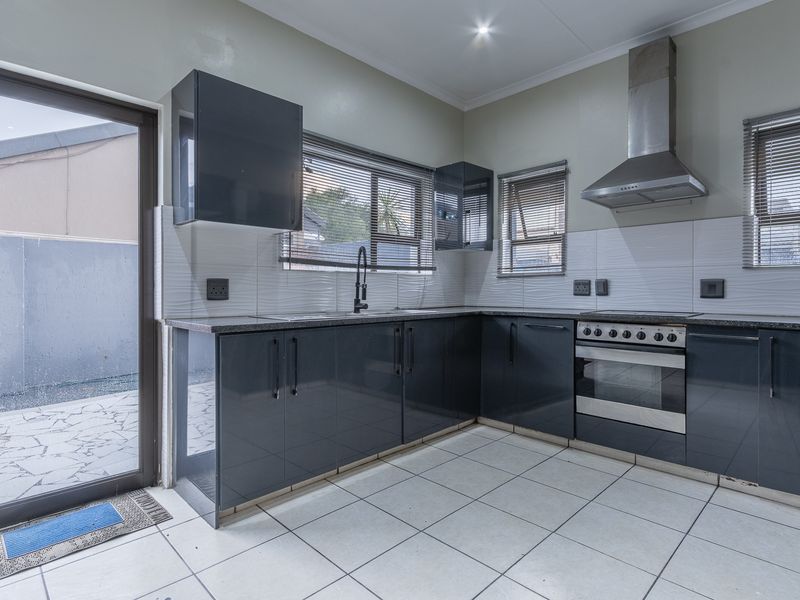 Elegant 3-Bedroom Home in Bushwillow Estate, Modderfontein TO LET - Photo 10