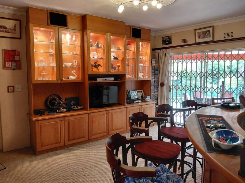 Beautiful 4B 4B Home in Dowerglen - Photo 8