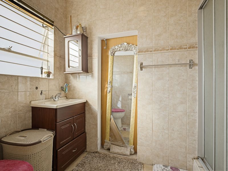 Spacious 4 bedroom Duplex for sale. - Photo 8