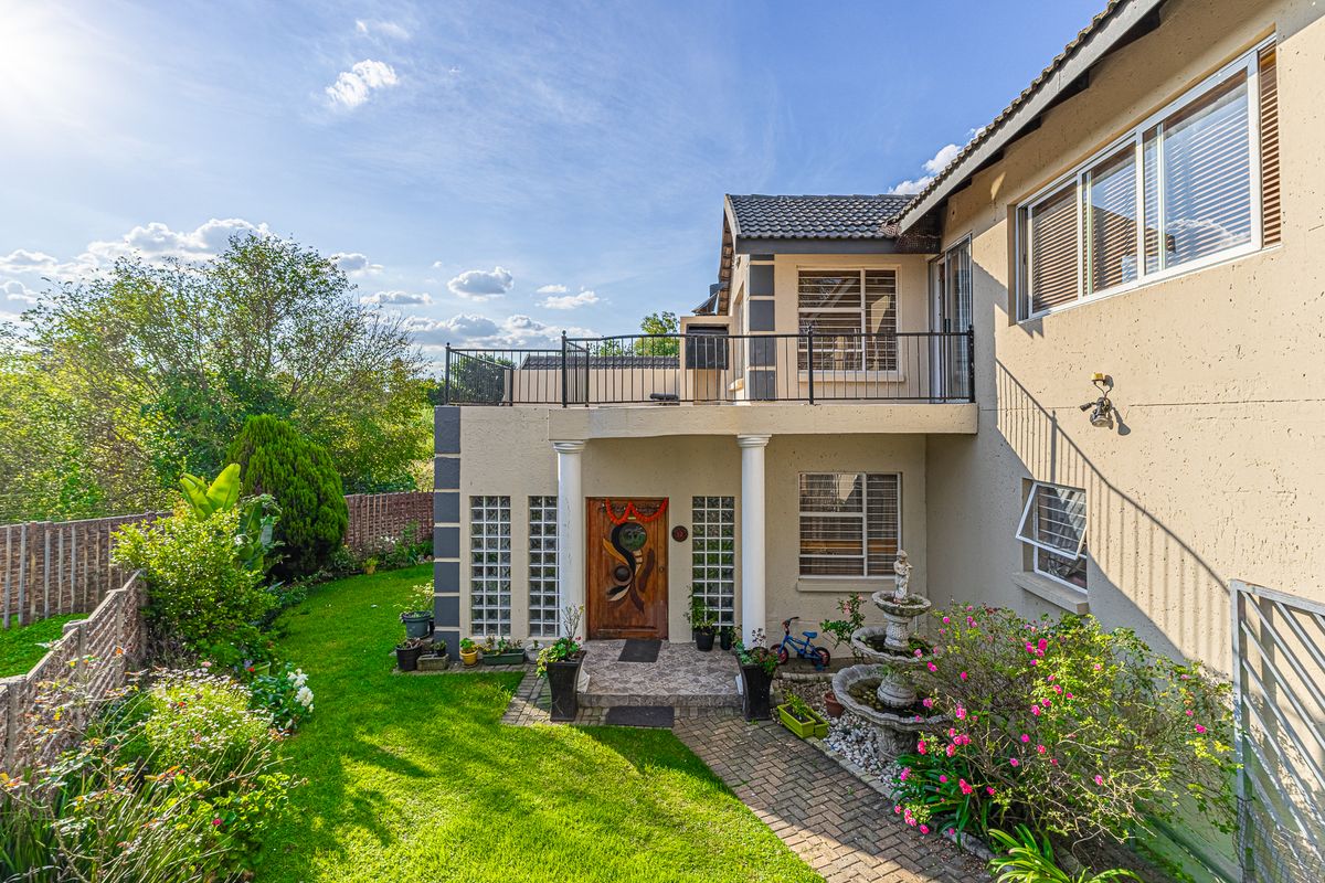 Spacious 4 bedroom Duplex for sale. - Photo 2