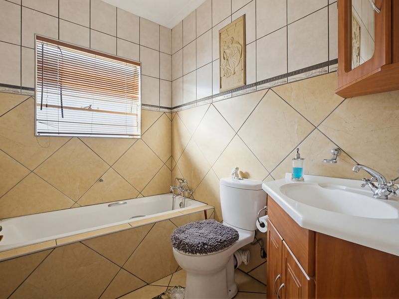 Spacious 4 bedroom Duplex for sale. - Photo 10