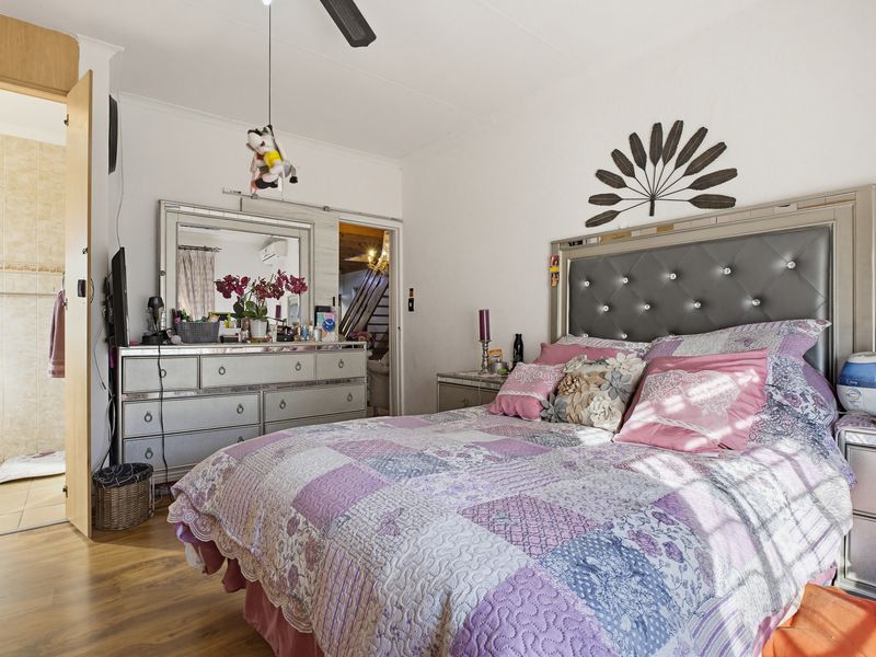 Spacious 4 bedroom Duplex for sale. - Photo 7