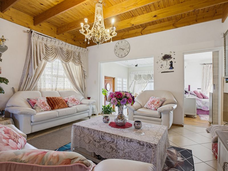 Spacious 4 bedroom Duplex for sale. - Photo 5