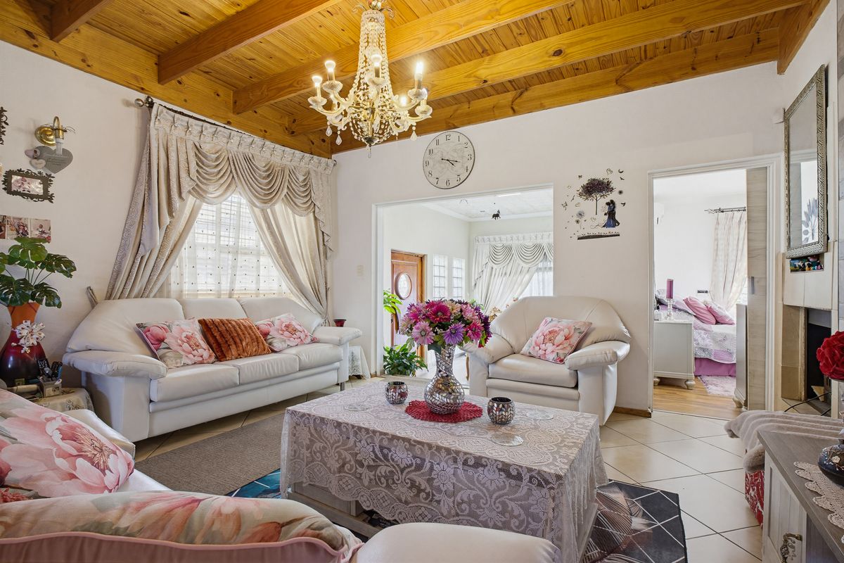 Spacious 4 bedroom Duplex for sale. - Photo 5