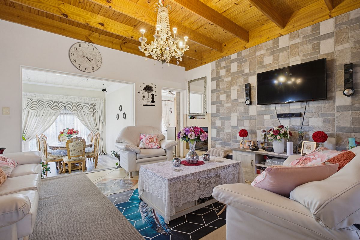 Spacious 4 bedroom Duplex for sale. - Photo 3