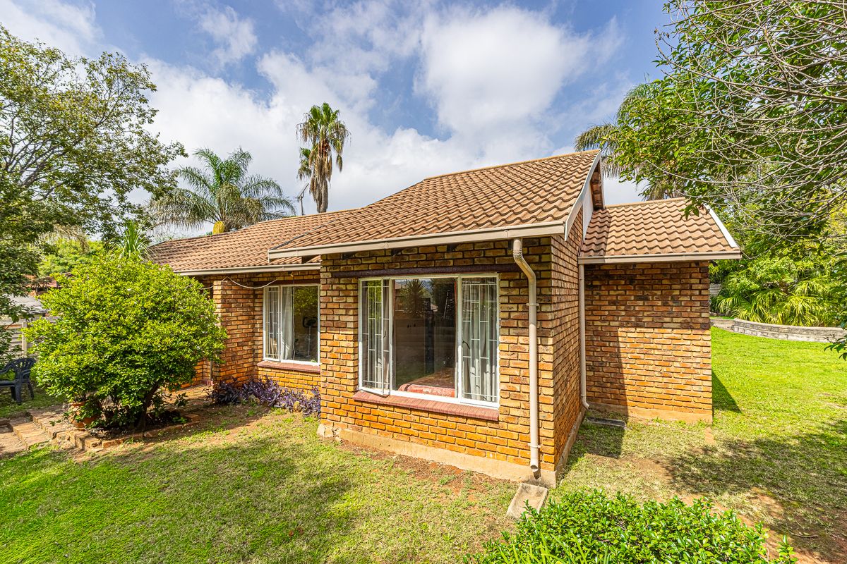 Cozy 3 bedroom home with flatlet FOR SALE - Photo 2