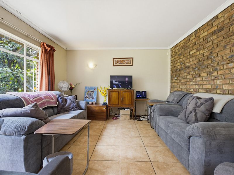 Cozy 3 bedroom home with flatlet FOR SALE - Photo 4