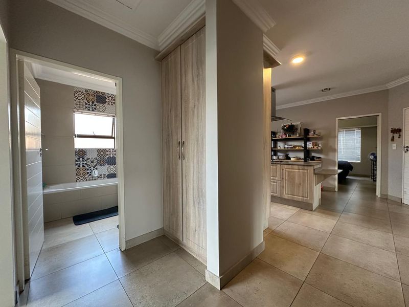 Modern 3 Bedroom simplex with Private Garden & Double Garage in Jansen Park - Photo 8