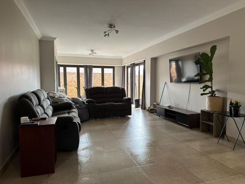 Modern 3 Bedroom simplex with Private Garden & Double Garage in Jansen Park - Photo 3