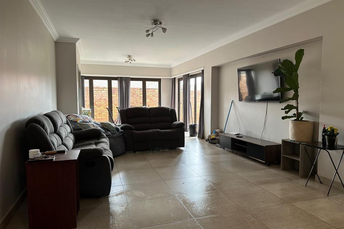 Modern 3 Bedroom simplex with Private Garden & Double Garage in Jansen Park - Photo 3