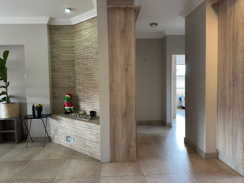 Modern 3 Bedroom simplex with Private Garden & Double Garage in Jansen Park - Photo 5