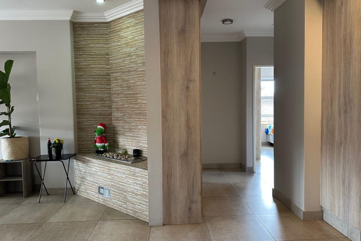 Modern 3 Bedroom simplex with Private Garden & Double Garage in Jansen Park - Photo 5