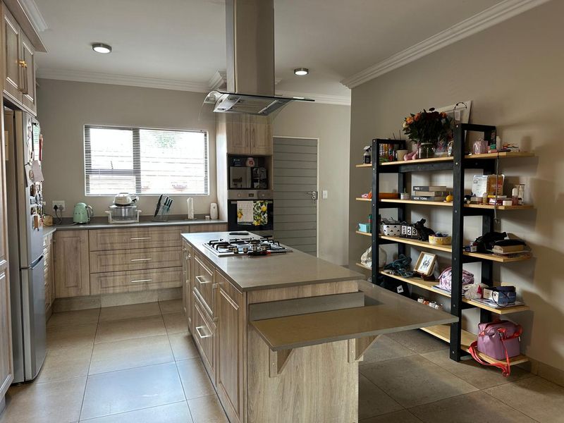 Modern 3 Bedroom simplex with Private Garden & Double Garage in Jansen Park - Photo 7