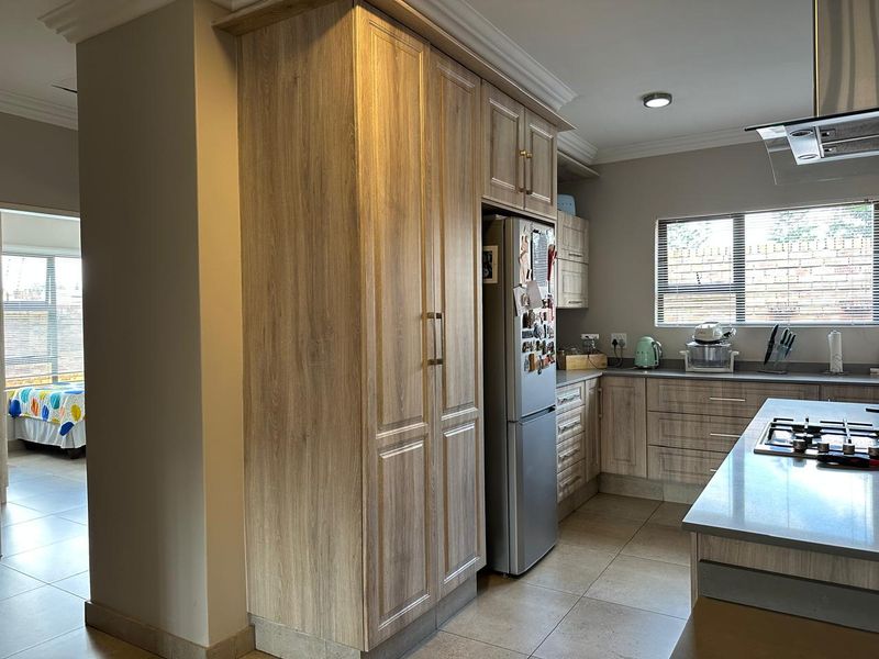 Modern 3 Bedroom simplex with Private Garden & Double Garage in Jansen Park - Photo 6