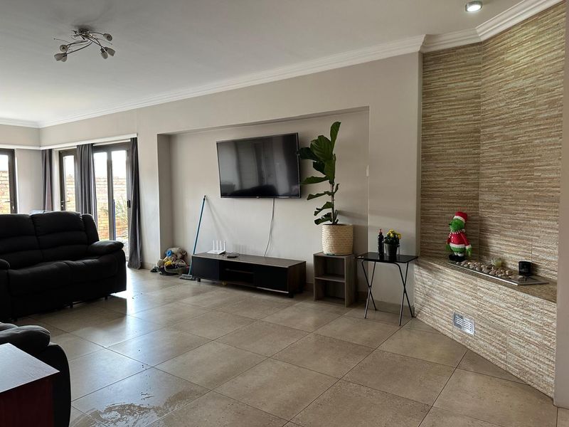 Modern 3 Bedroom simplex with Private Garden & Double Garage in Jansen Park - Photo 4