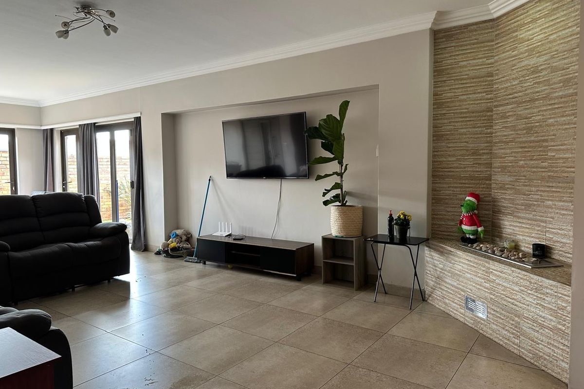 Modern 3 Bedroom simplex with Private Garden & Double Garage in Jansen Park - Photo 4