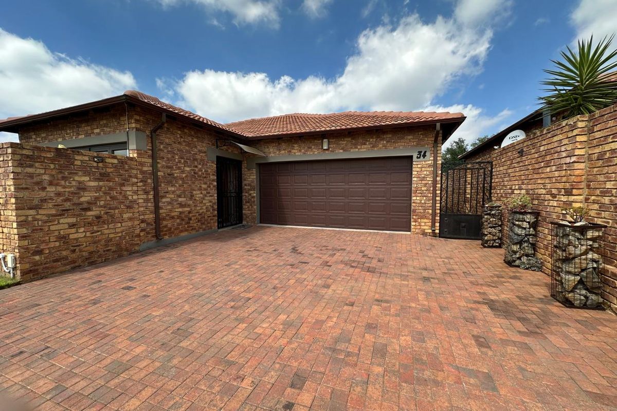 Modern 3 Bedroom simplex with Private Garden & Double Garage in Jansen Park - Photo 2