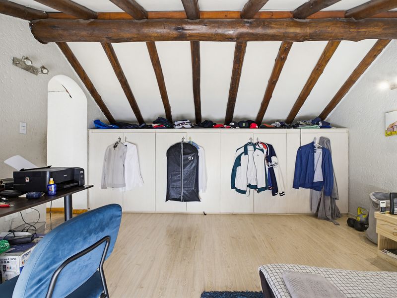 Stunning 4 bedroom upstairs unit for sale. - Photo 10