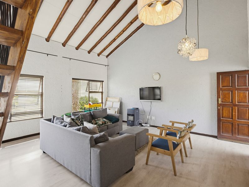 Stunning 4 bedroom upstairs unit for sale. - Photo 2