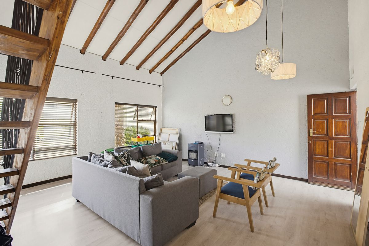 Stunning 4 bedroom upstairs unit for sale. - Photo 2