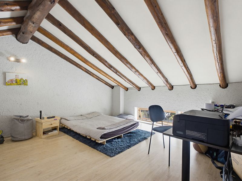 Stunning 4 bedroom upstairs unit for sale. - Photo 9