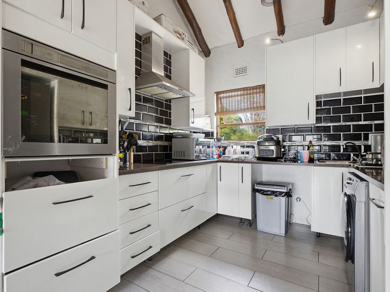 Stunning 4 bedroom upstairs unit for sale. - Photo 7