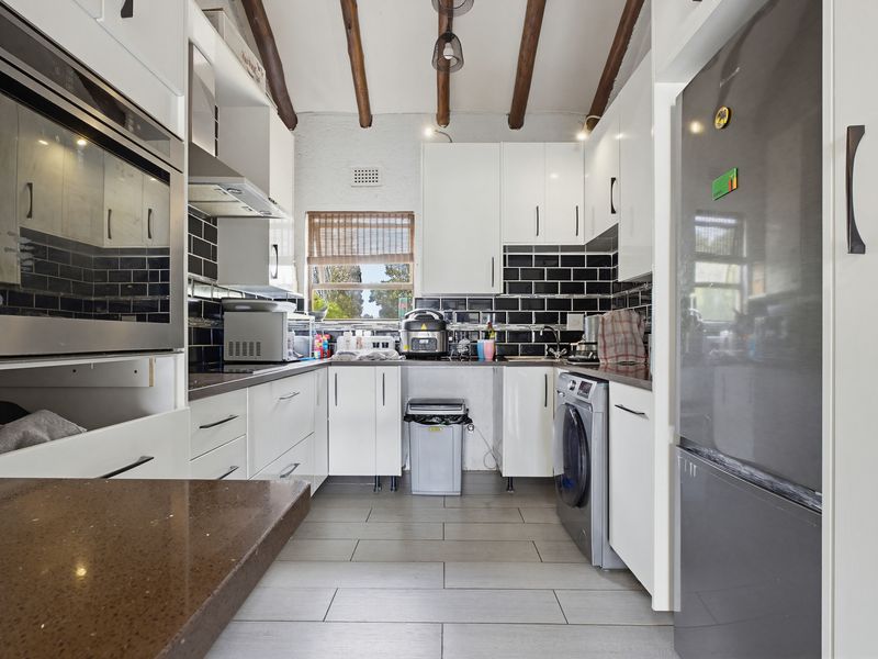 Stunning 4 bedroom upstairs unit for sale. - Photo 6