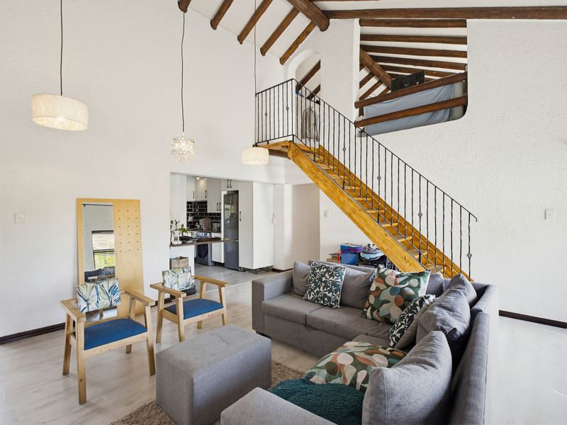 Stunning 4 bedroom upstairs unit for sale. - Photo 4