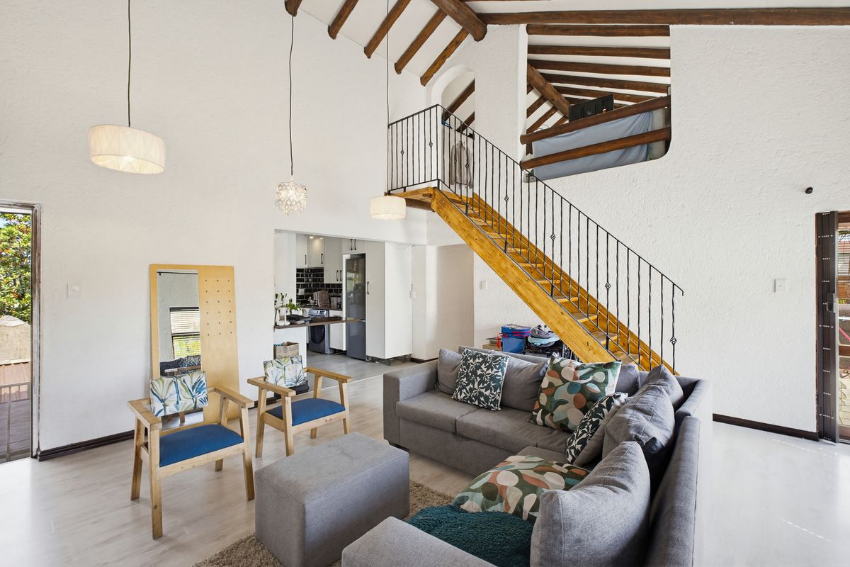 Stunning 4 bedroom upstairs unit for sale. - Photo 4