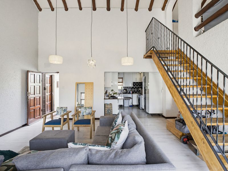 Stunning 4 bedroom upstairs unit for sale. - Photo 3