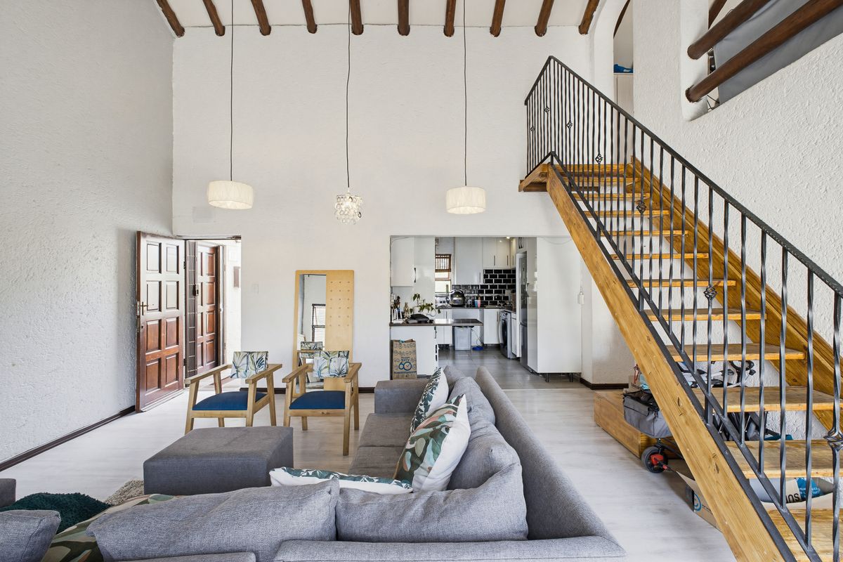 Stunning 4 bedroom upstairs unit for sale. - Photo 3