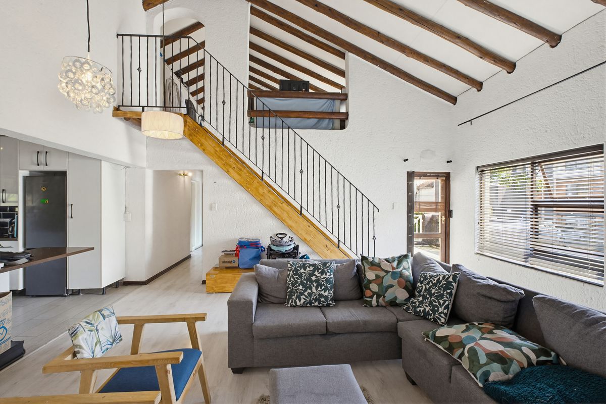 Stunning 4 bedroom upstairs unit for sale. - Photo 5