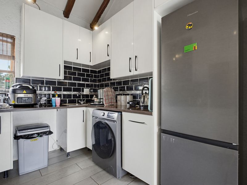 Stunning 4 bedroom upstairs unit for sale. - Photo 8
