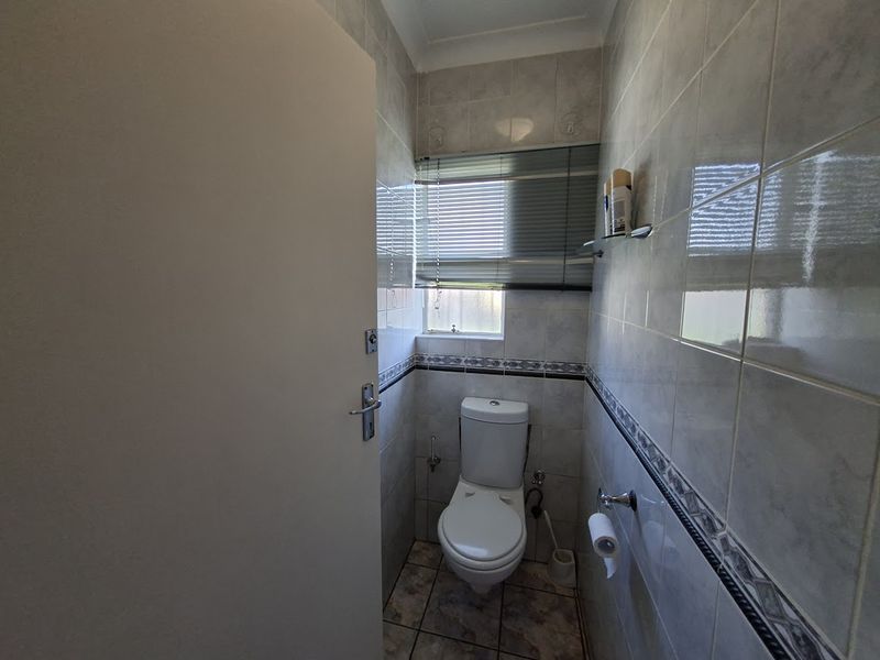 3 bedroom house and 1 bedroom Cottage For Sale - Photo 9