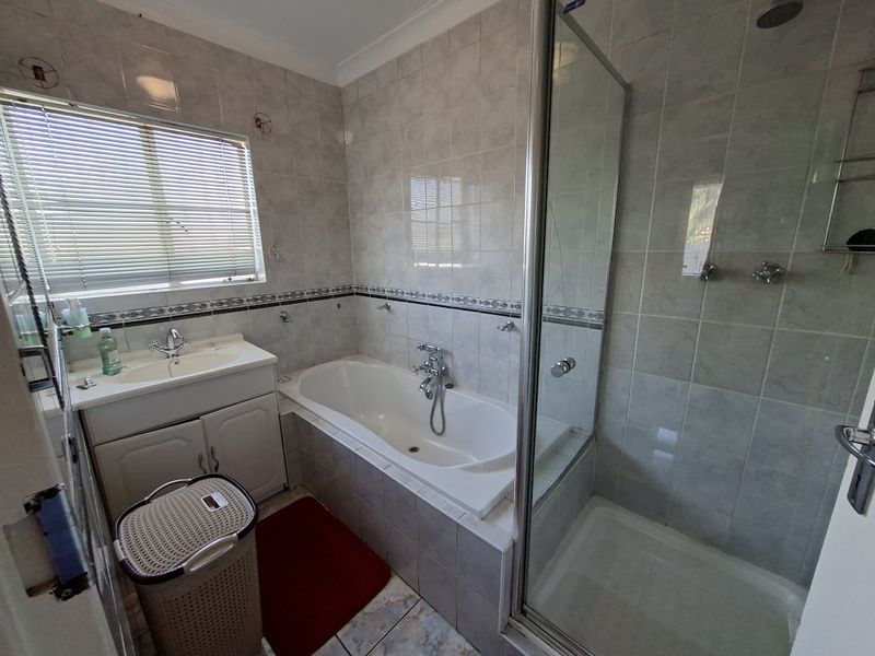 3 bedroom house and 1 bedroom Cottage For Sale - Photo 8