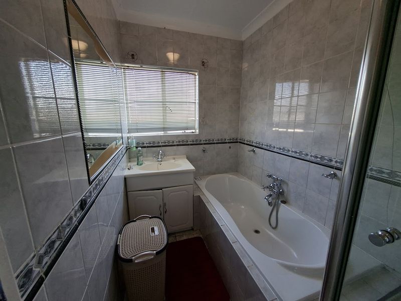 3 bedroom house and 1 bedroom Cottage For Sale - Photo 7