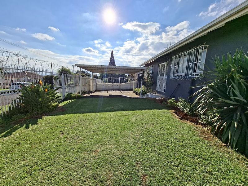 3 bedroom house and 1 bedroom Cottage For Sale - Photo 4