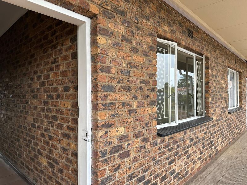 2-Bedroom Apartment TO LET in Eastleigh - Photo 2