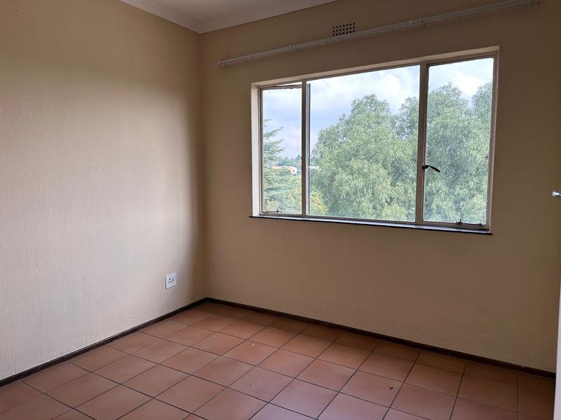 3-Bedroom 3rd floor Apartment TO LET in Eastleigh - Photo 8