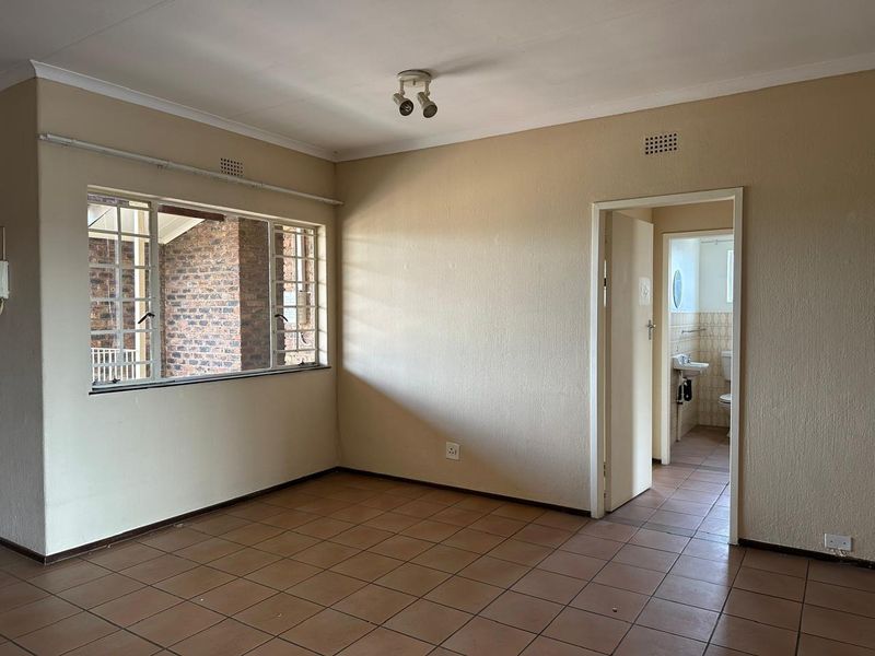 3-Bedroom 3rd floor Apartment TO LET in Eastleigh - Photo 7