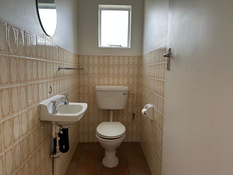 3-Bedroom 3rd floor Apartment TO LET in Eastleigh - Photo 10