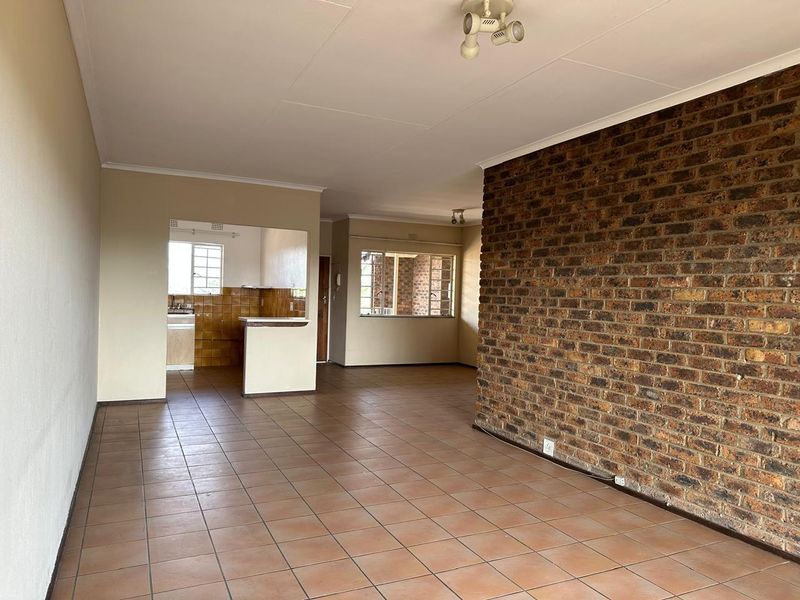 3-Bedroom 3rd floor Apartment TO LET in Eastleigh - Photo 2